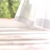 夏の朝、窓から入る風にカーテンが揺れている。浅野のさわやかなイメージ。