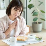 朝食を食べようとしている女性。でも食欲がなく食事が進まない。