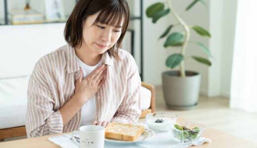 朝食を食べようとしている女性。でも食欲がなく食事が進まない。