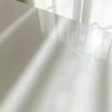 朝の光がカーテン越しにテーブルに差し込む。