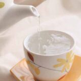 朝日が差すテーブルの上、カップに注がれる白湯。