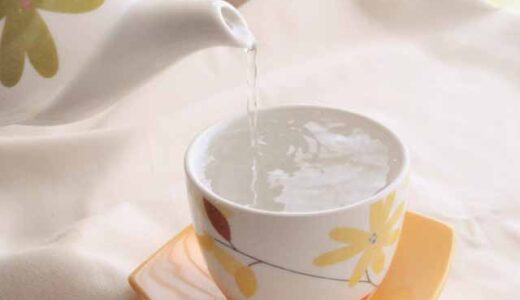 朝日が差すテーブルの上、カップに注がれる白湯。
