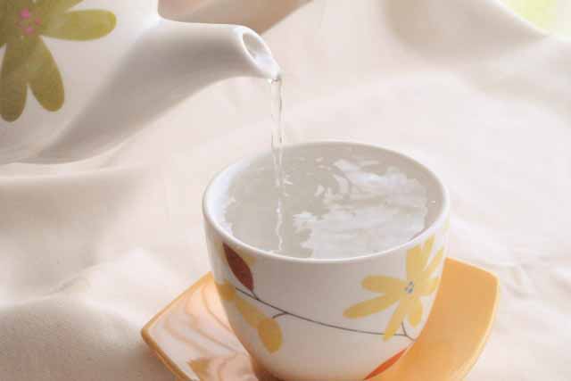 朝日が差すテーブルの上、カップに注がれる白湯。
