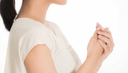 朝、女性が冷たい手をさすっている。