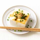 湯豆腐の上にしょうがと刻みネギがかかっている。