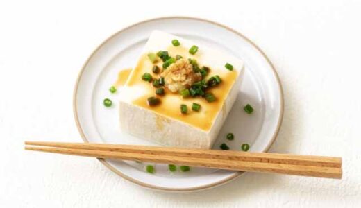 湯豆腐の上にしょうがと刻みネギがかかっている。