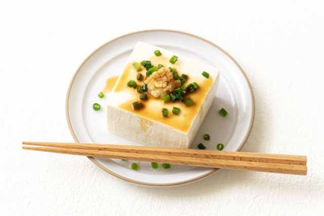 湯豆腐の上にしょうがと刻みネギがかかっている。