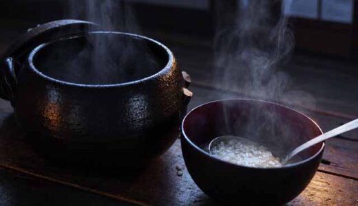 夜、テーブルの上に置かれた、温かく湯気がでているお粥。