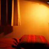 秋。寝室のライトがうっすらと夜の帳を照らしている。
