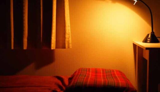秋。寝室のライトがうっすらと夜の帳を照らしている。