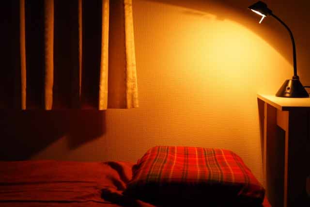 秋。寝室のライトがうっすらと夜の帳を照らしている。