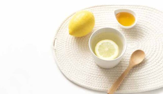 テーブルの上に置かれた白湯。白湯の中にはレモンが一切れ。横にはメームルシロップ。